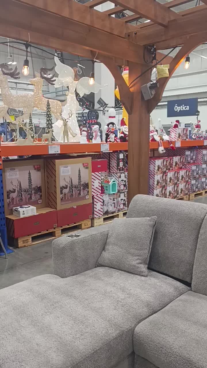 August in Panama: the Christmas reindeer are already on sale